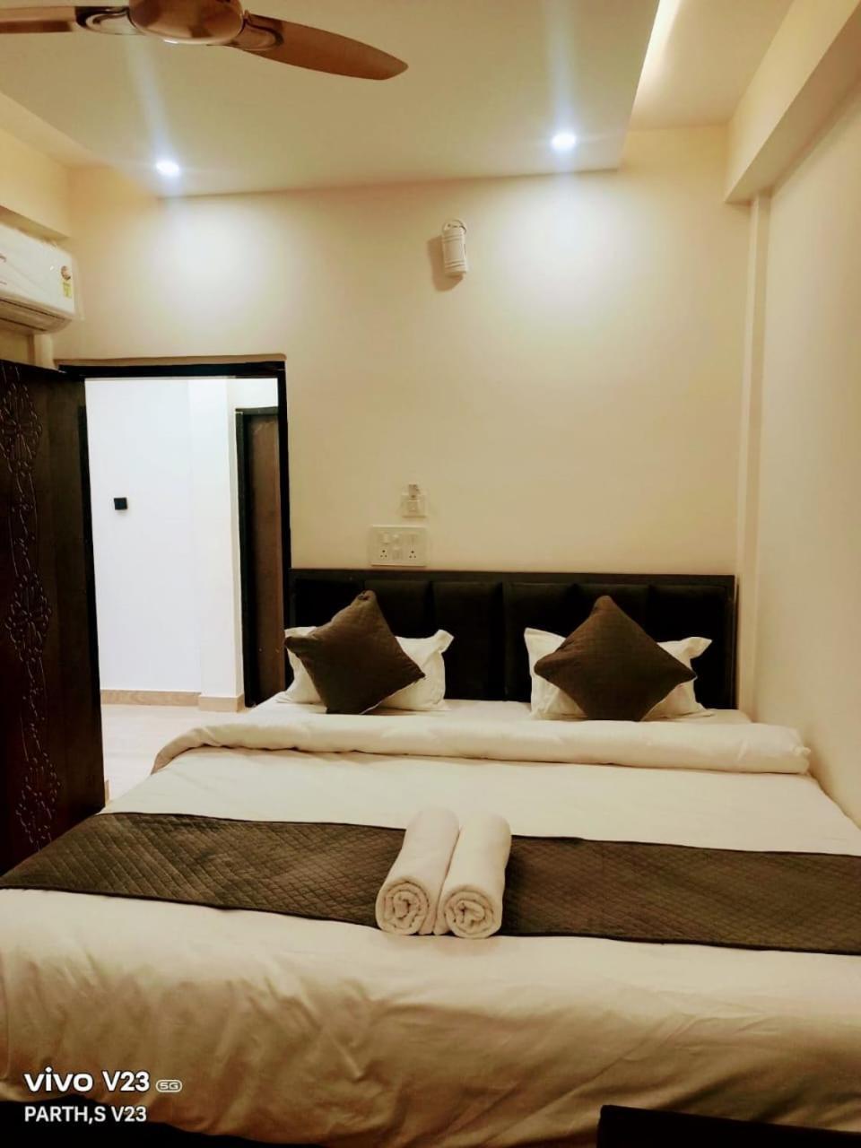 Ayodhya Hotel Abhinandan מראה חיצוני תמונה