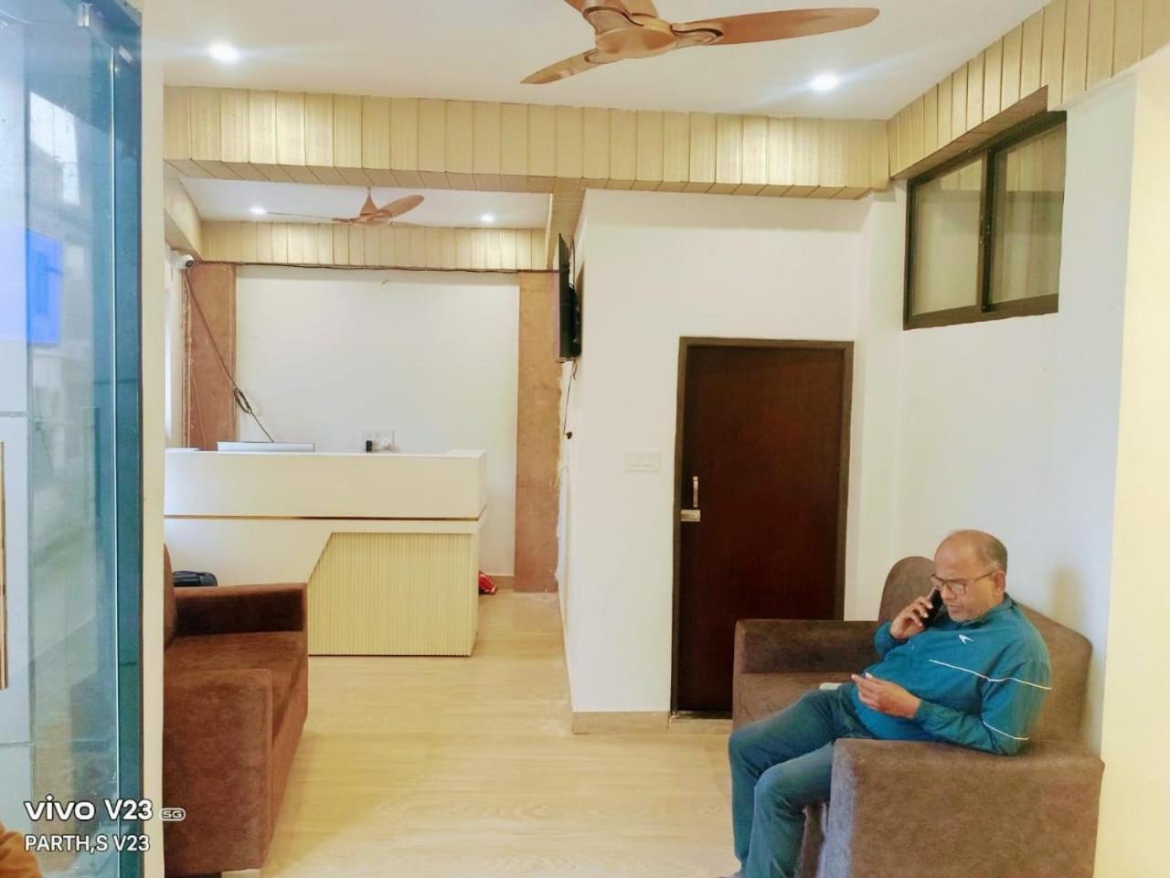 Ayodhya Hotel Abhinandan מראה חיצוני תמונה