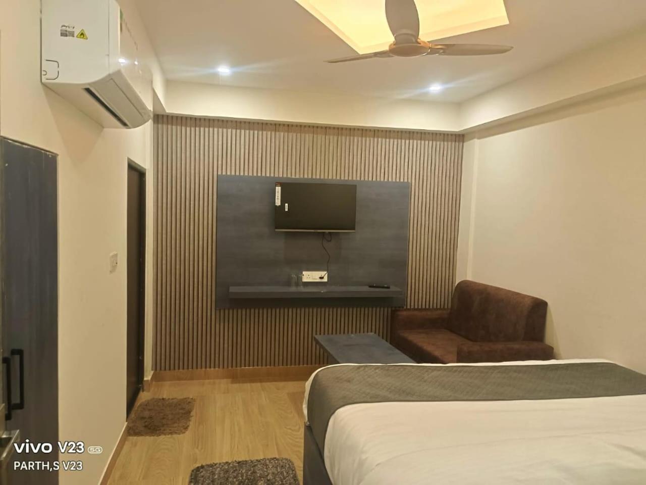 Ayodhya Hotel Abhinandan מראה חיצוני תמונה