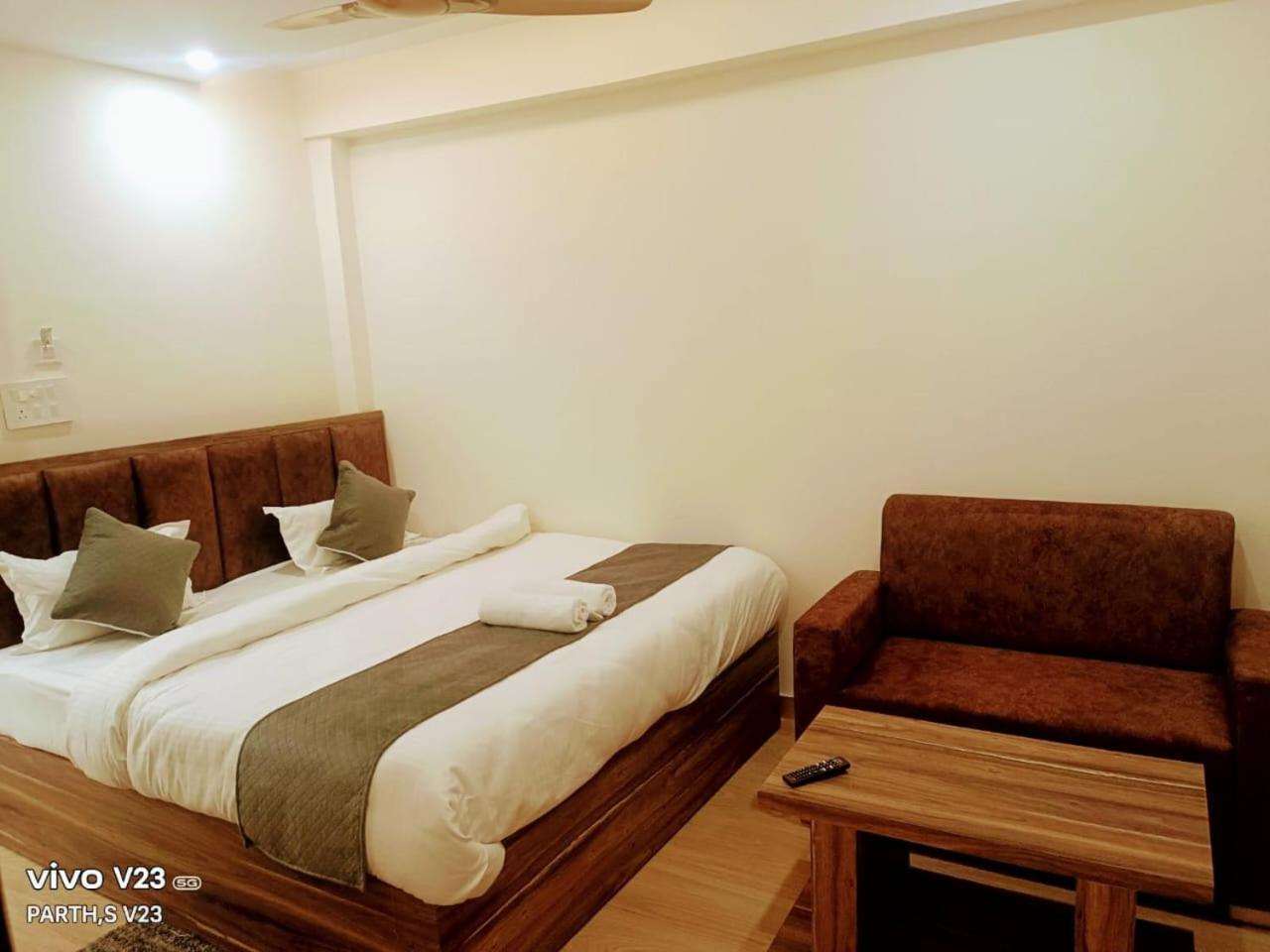 Ayodhya Hotel Abhinandan מראה חיצוני תמונה